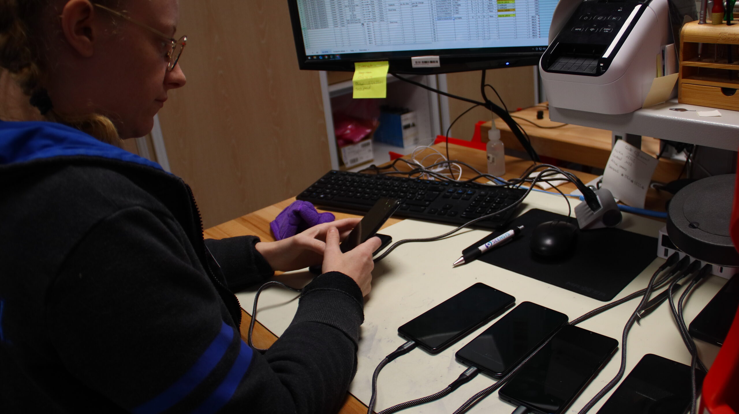 Opérateur en plein audit de smartphone.